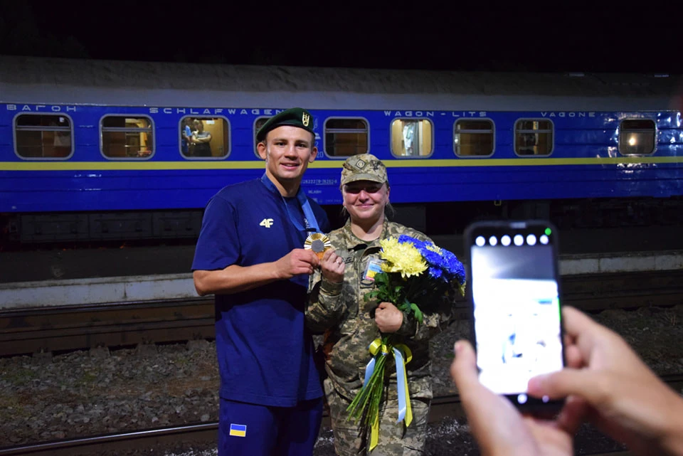 На кордоні з Польщею зустріли олімпійського чемпіона з боксу Олександра Хижняка