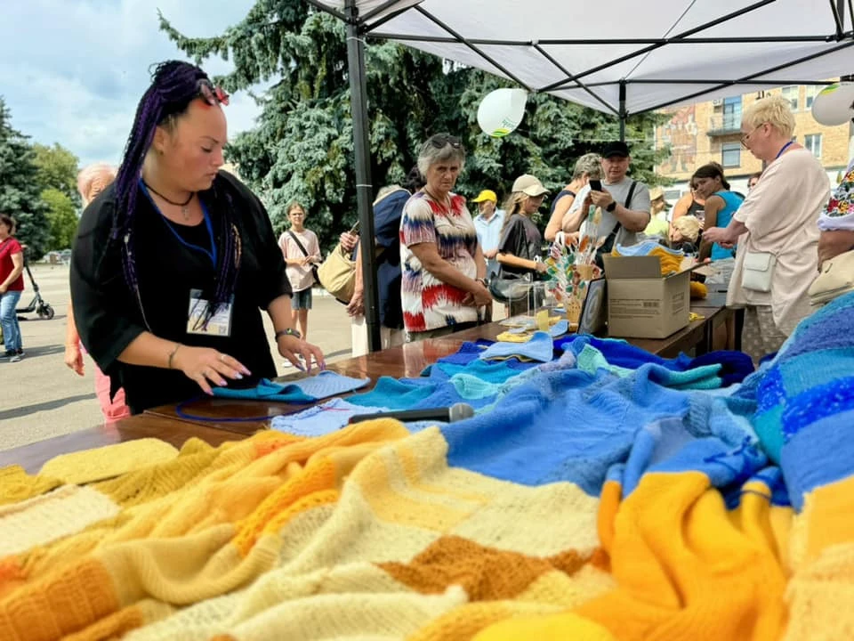 На Волині розгорнули найбільший вʼязаний прапор України