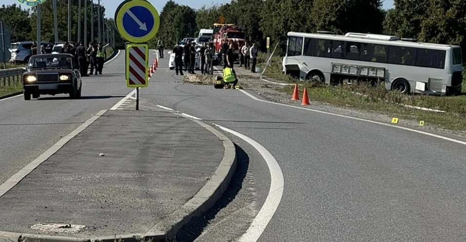 На Хмельниччині перекинувся автобус із дітьми: загинули 12-річна дівчинка та вчителька