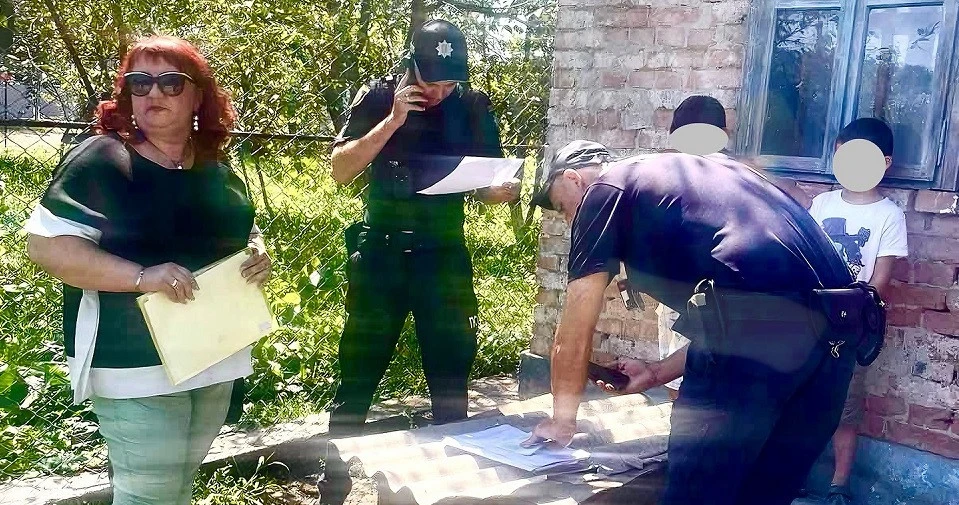 На Буковині мати прикувала дитину ланцюгом на подвірʼї