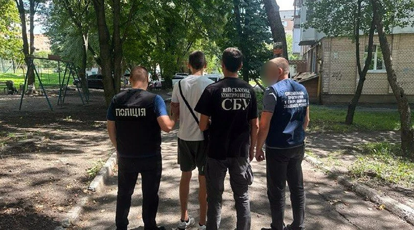 На Хмельниччині оголосили підозру 18-річному хлопцю, який підпалював авто військових на замовлення