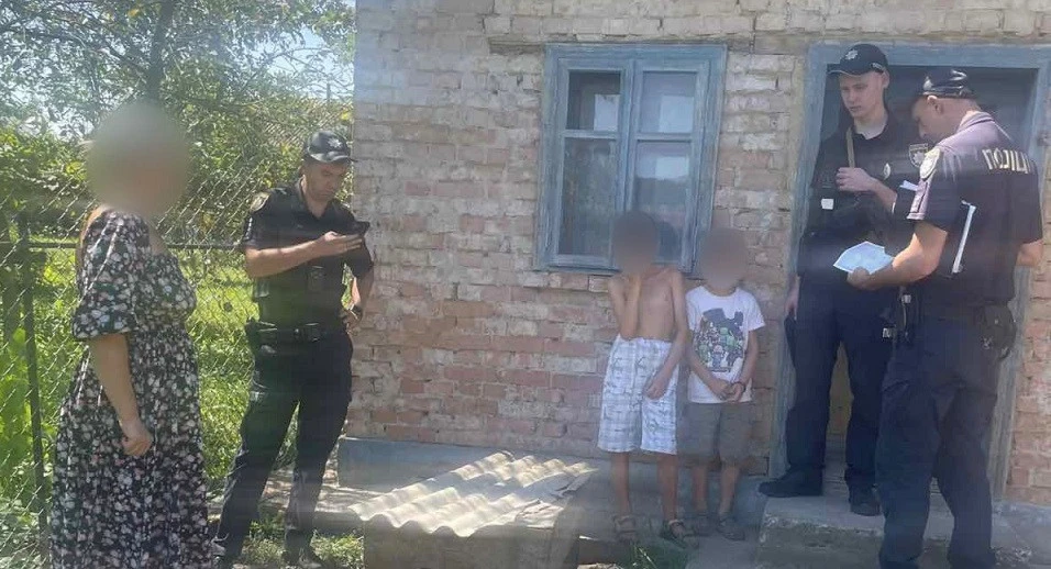 Матір посадила малолітнього сина на ланцюг: буковинські поліцейські розпочали слідство за фактом катування дитини
