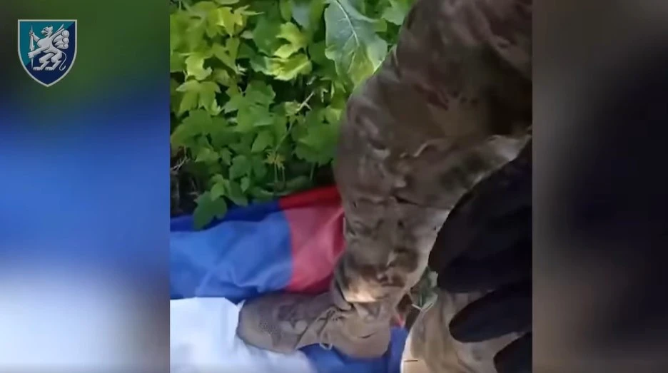 Українська морська піхота показала як скидає російський триколор у селі Опанасівка на Курщині