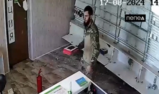 Кадирівці мародерять у салоні мобільного зв'язку в райцентрі Глушково на Курщині