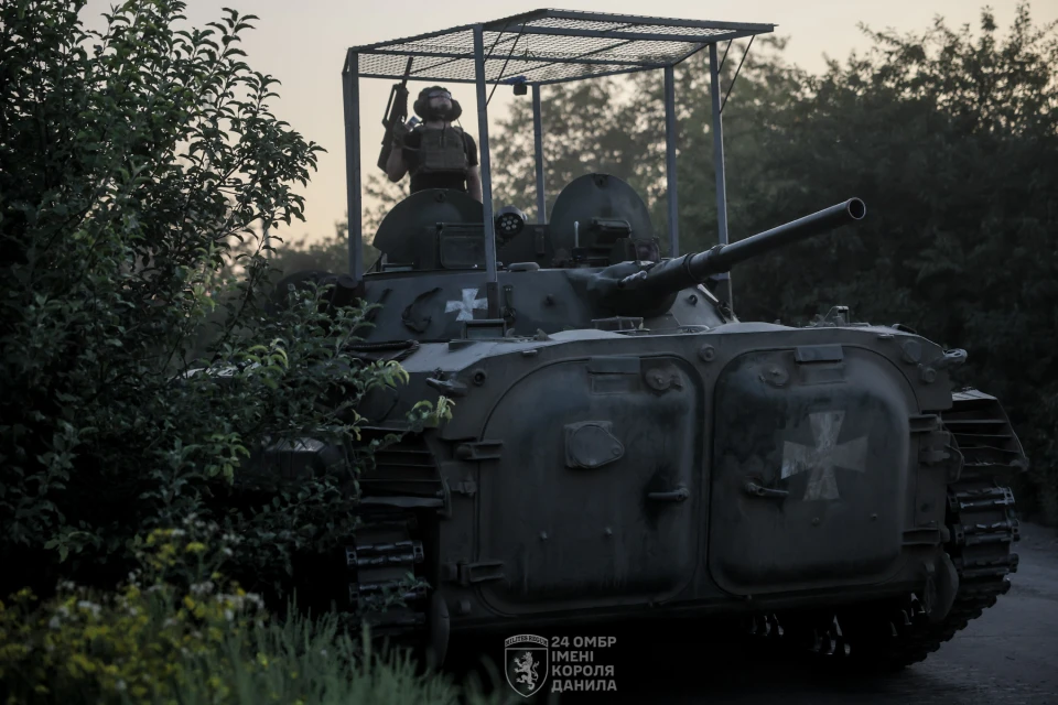 Воїни 24-ї бригади показали, як БМП знищує ворога біля Часового Яру