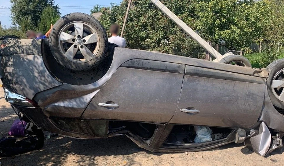 На Волині легковик врізався в бетонний паркан і електроопору: семеро людей постраждало