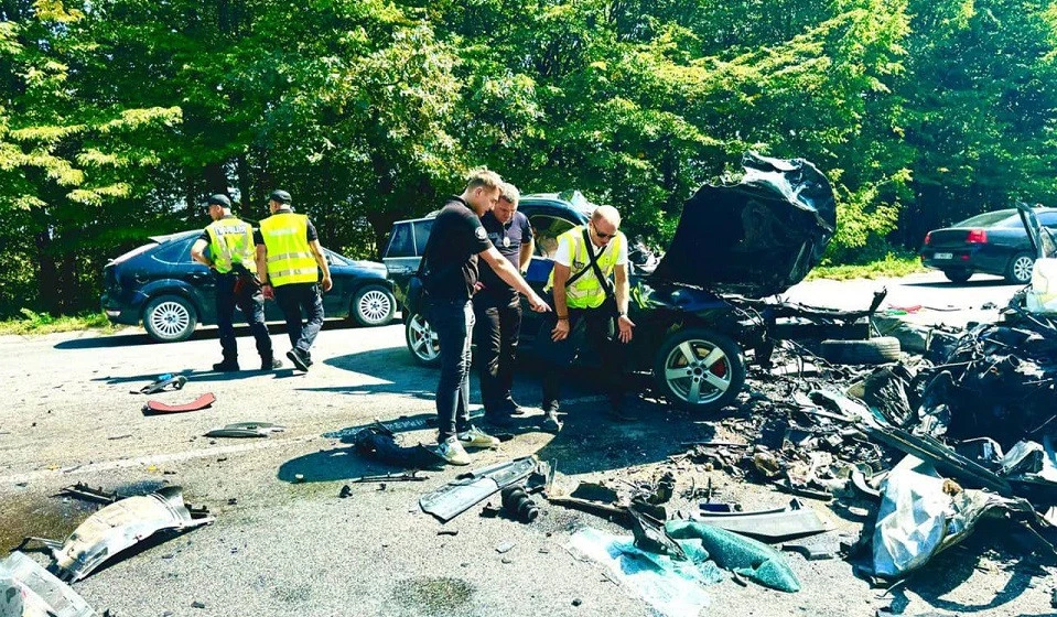 На Прикарпатті 17-річна водійка Opel виїхала на зустрічку і зіткнулася з іншим авто: троє людей загинули