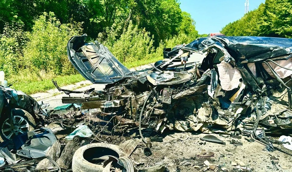 На Прикарпатті 17-річна водійка Opel виїхала на зустрічку і зіткнулася з іншим авто: троє людей загинули