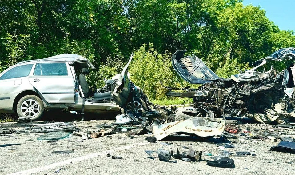 На Прикарпатті 17-річна водійка Opel виїхала на зустрічку і зіткнулася з іншим авто: троє людей загинули