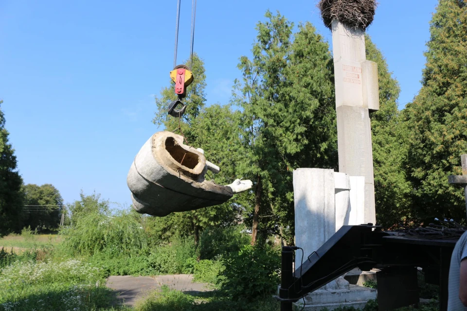 На Прикарпатті демонтували два памятники радянським солдатам