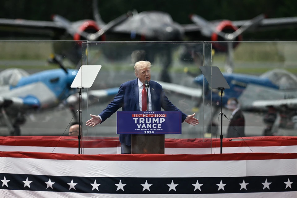 Трамп за куленепробивним склом
