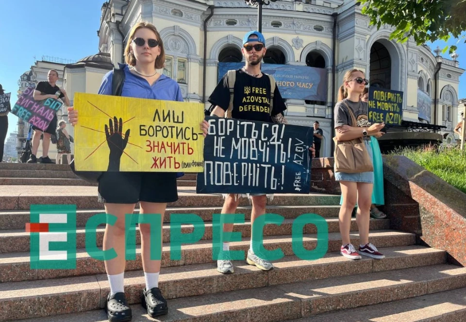 Біля опери у Києві зібралися на акцію "Не мовчи! Полон вбиває"