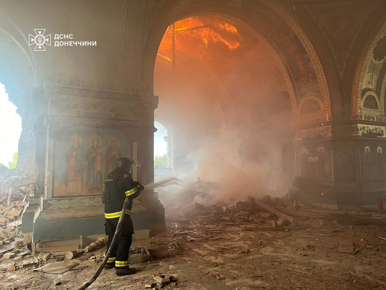 пожежа в храмі на Донеччині через російський обстріл