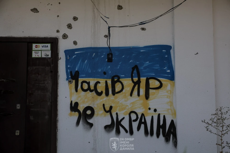 Випалені будівлі, воронки від снарядів і руїни: воїни 24-ї ОМБр показали зруйнований росіянами Часів Яр