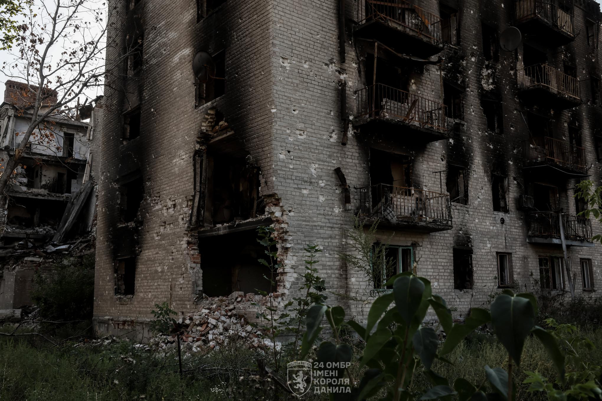 Випалені будівлі, воронки від снарядів і руїни: воїни 24-ї ОМБр показали зруйнований росіянами Часів Яр