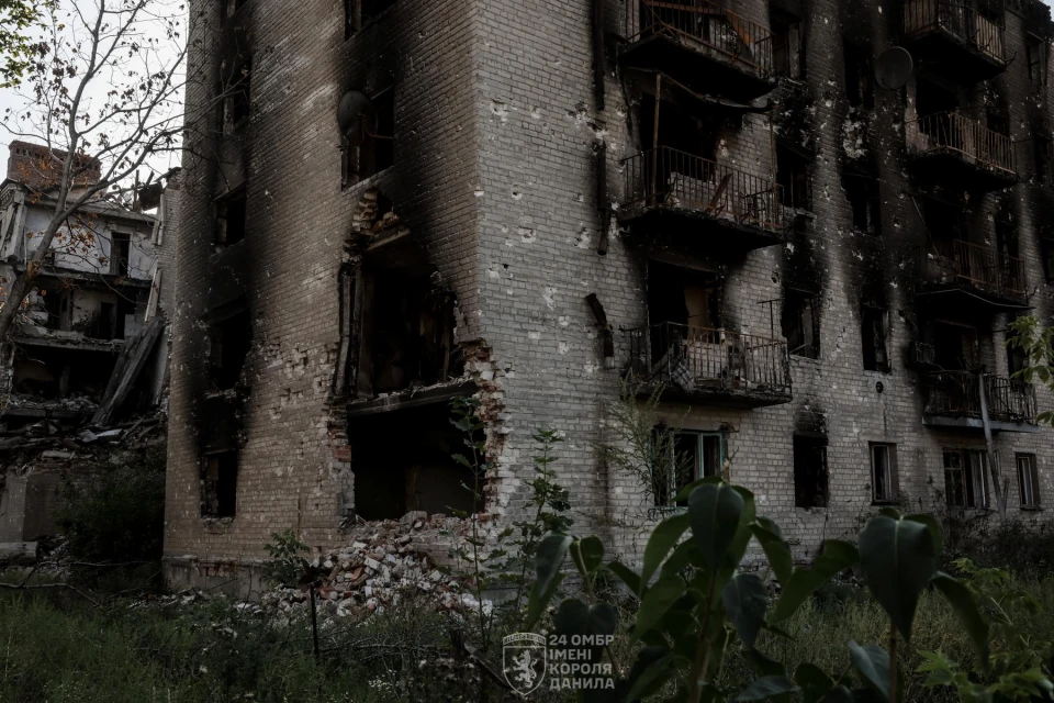 Випалені будівлі, воронки від снарядів і руїни: воїни 24-ї ОМБр показали зруйнований росіянами Часів Яр