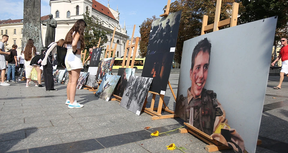 Документальна виставка фотографій з Іловайська 2014 року у Львові