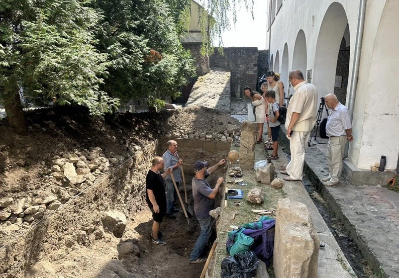 У внутрішньому дворі Мукачівського замку проводять археологічні розкопки