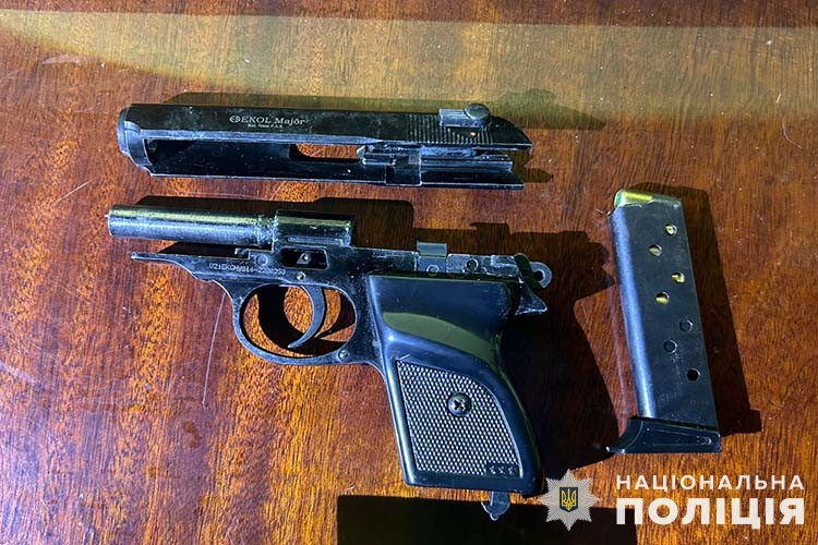 У Тернополі чоловік погрожував будівельникам пістолетом