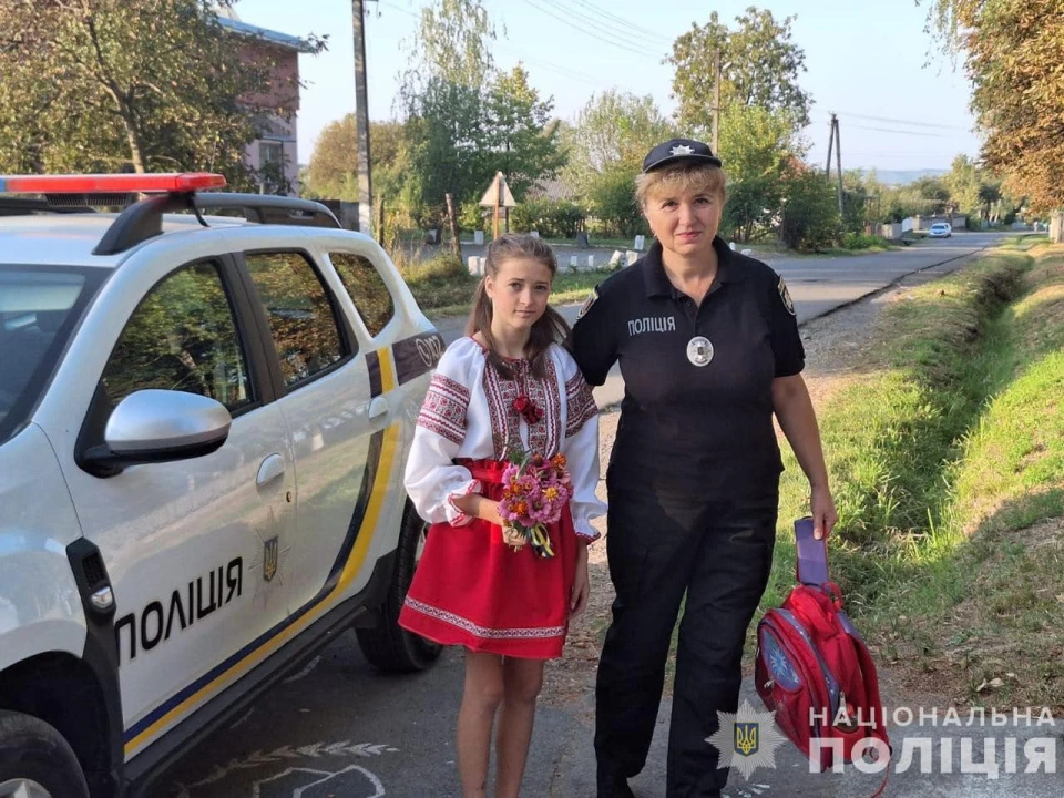 На Закарпатті поліцейська власноруч вишила національний костюм для дівчинки, яка залишилася без мами