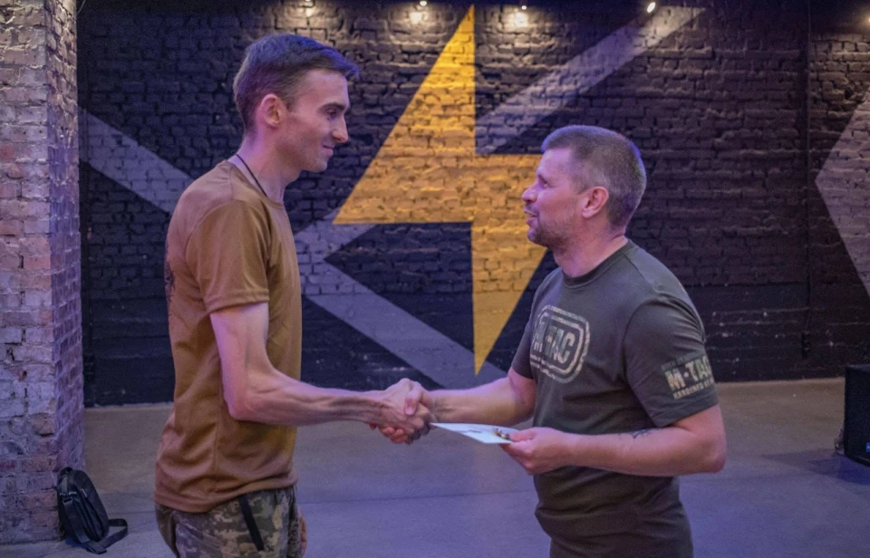 боєць Дмитро Соколюк, якого нагородили "Срібним хрестом"