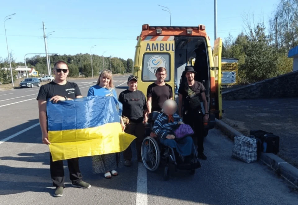 Евакуація жінки похилого віку з ТОТ