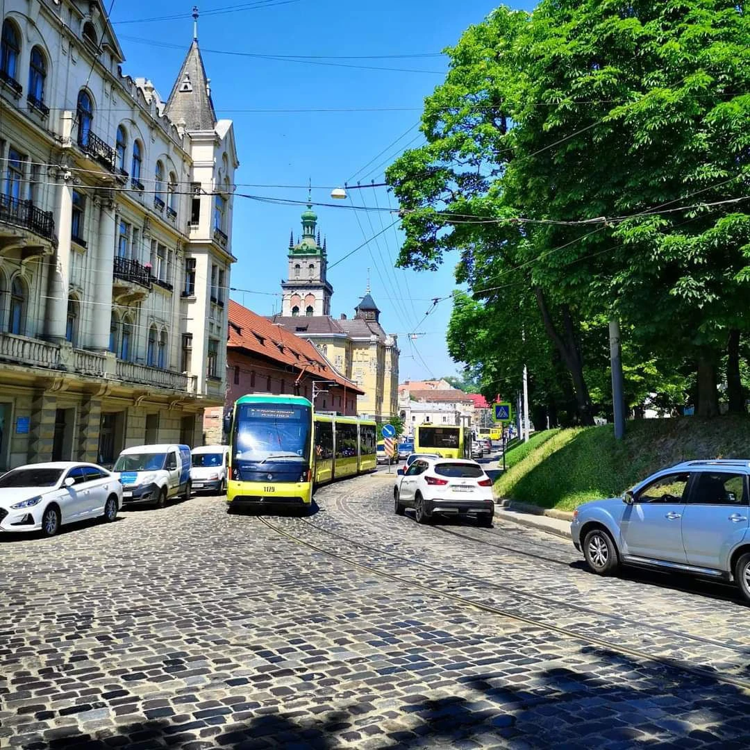 У Львові відновили рух чотирьох трамваїв, які змінювали маршрут через заміну колії у центрі