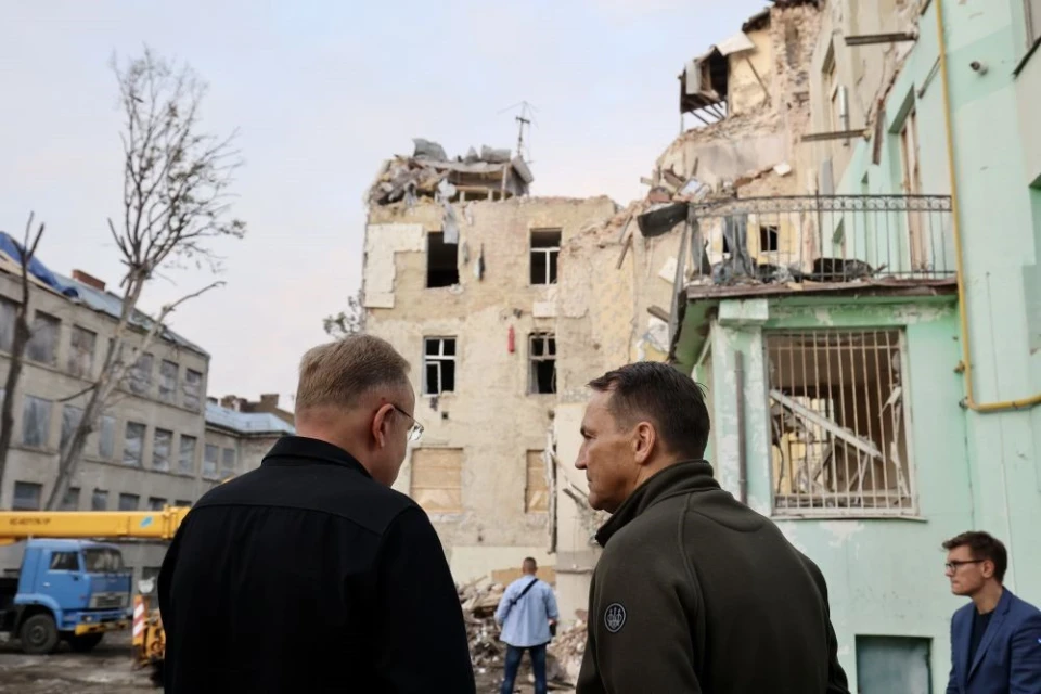 Міністр закордонних справ Польщі відвідав місце влучання російської ракети у Львові