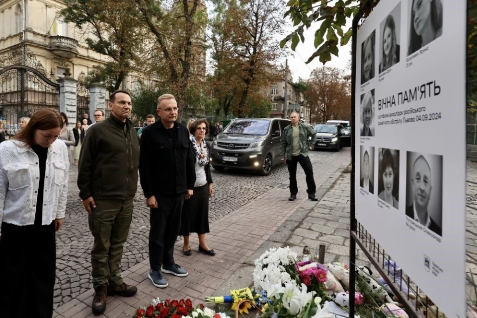 Міністр закордонних справ Польщі відвідав місце влучання російської ракети у Львові