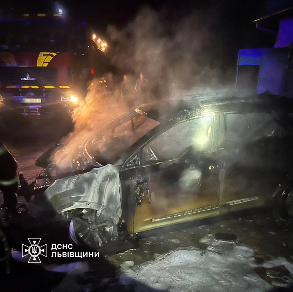 На Львівщині під час зарядки згорів електромобіль