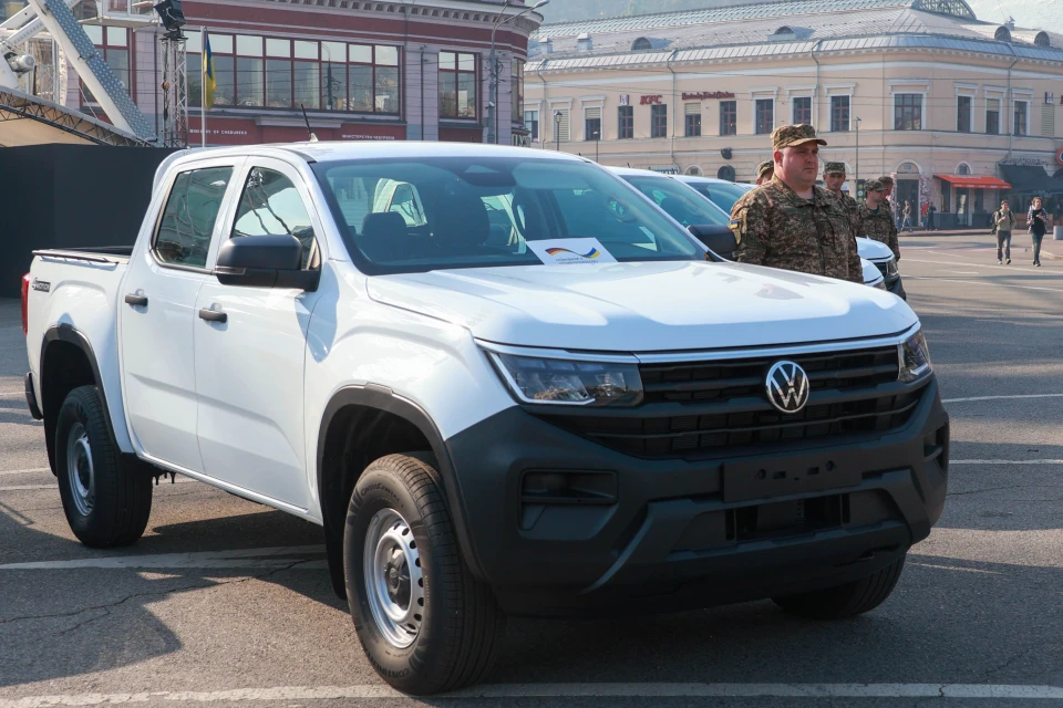 Німеччина передала бійцям Нацгвардії 14 пікапів