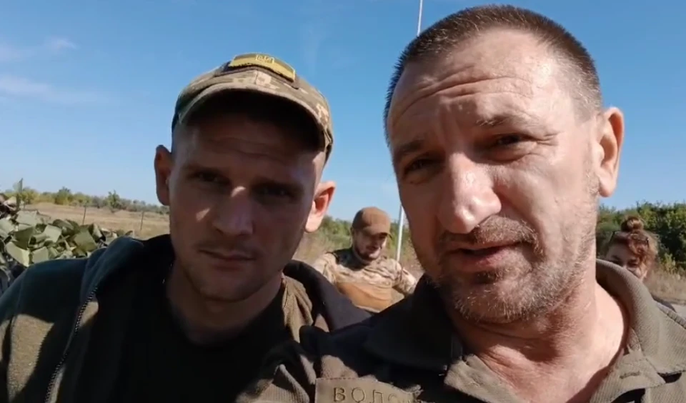 Школярки зі Львова передали військовому гроші, виручені із продажу браслетів