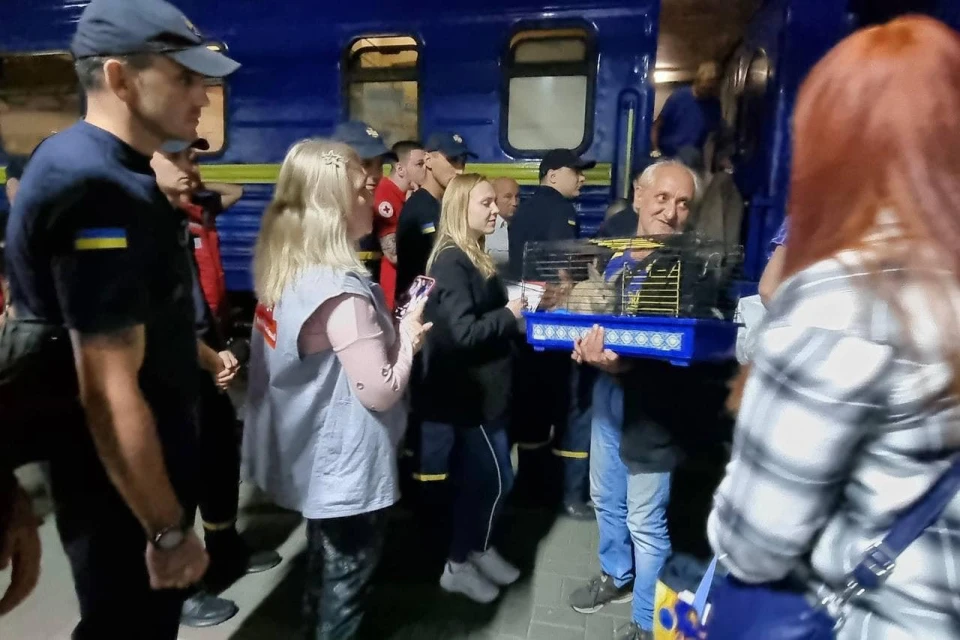 До Чернівців прибув евакуаційний потяг з Донеччини