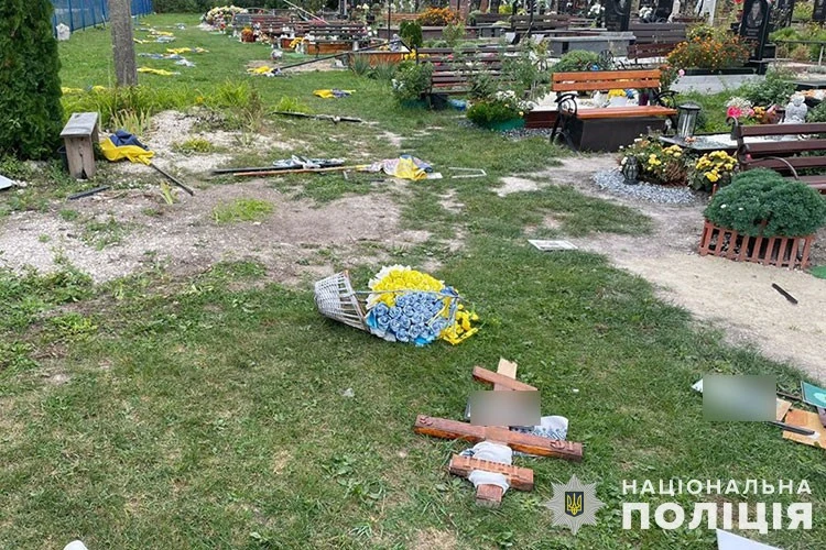 На Тернопільщині чоловік пошкодив 11 могил військових