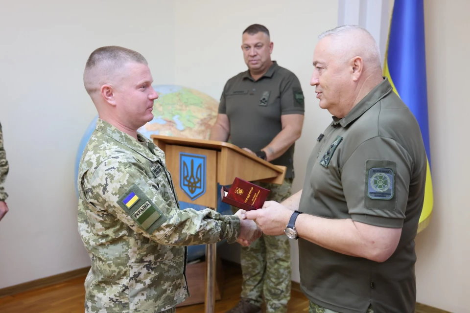 нагородження звільненого з полону бійця