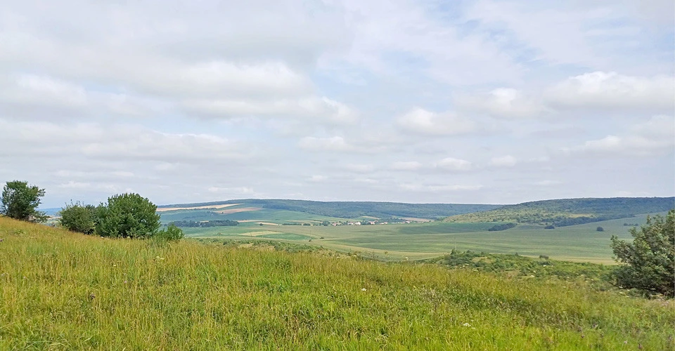 Нерозсекречена криївка, церква-воїн, містична гора і традиції опільської гостинності