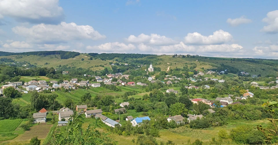 Нерозсекречена криївка, церква-воїн, містична гора і традиції опільської гостинності