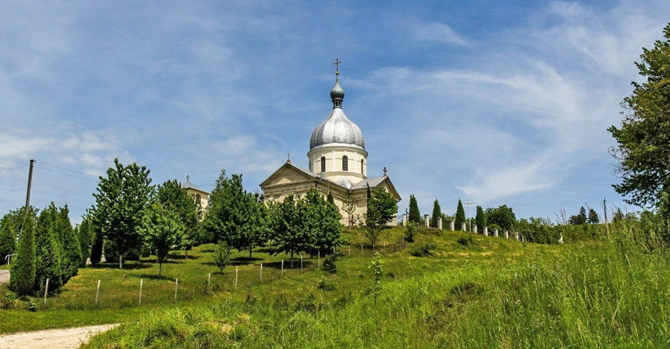 Нерозсекречена криївка, церква-воїн, містична гора і традиції опільської гостинності