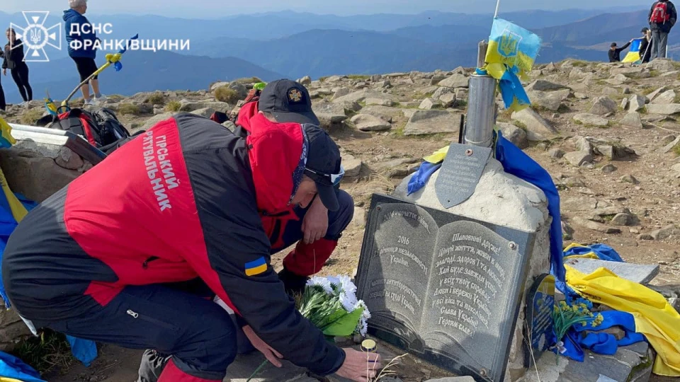 На Говерлі рятувальники вшанували пам’ять полеглих у російсько-українській війні бійців