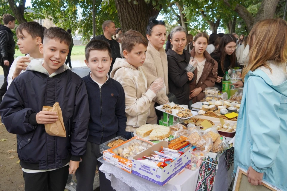 В Ужгороді під час благодійного ярмарку школярі зібрали 126 тис. грн для ЗСУ