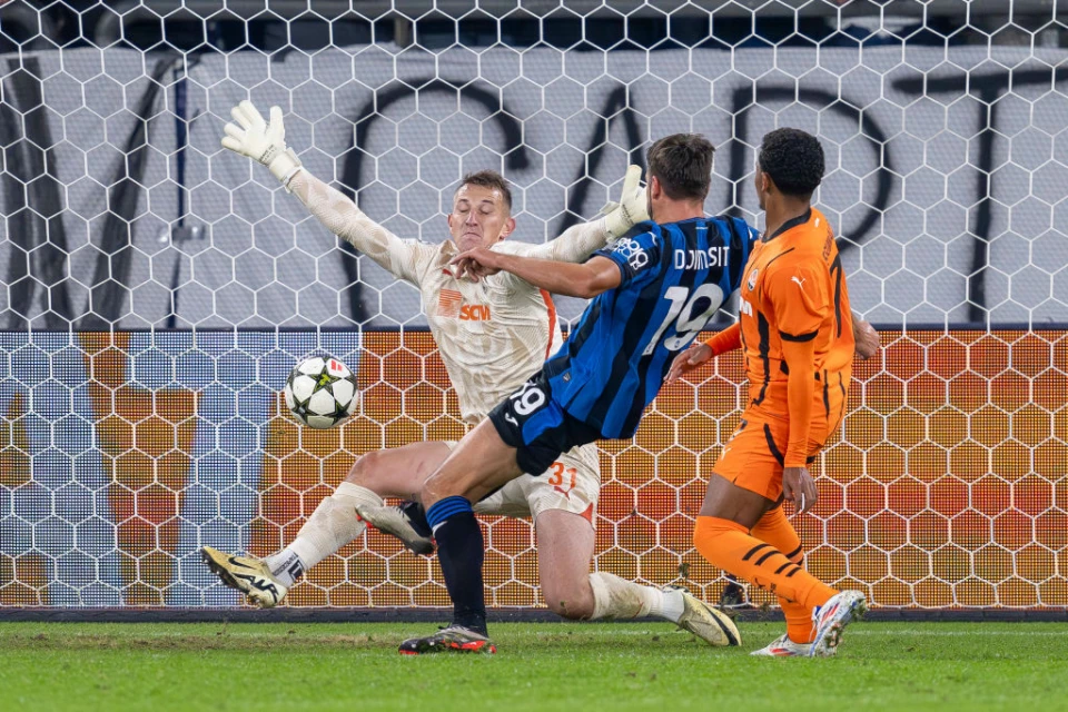 Берат Гімшіті (в центрі) та Дмитро Різник, Шахтар - Аталанта