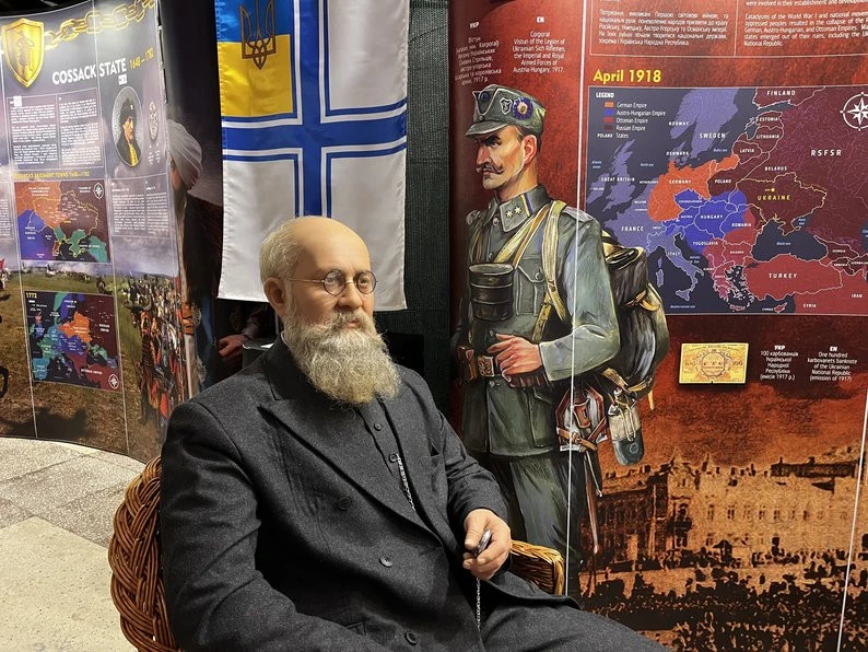 У Чернівцях відкрили унікальну виставку з фігурами видатних українців