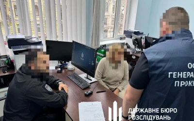 ДБР затримало керівницю МСЕК Хмельниччини, яка викинула через вікно пів мільйона доларів