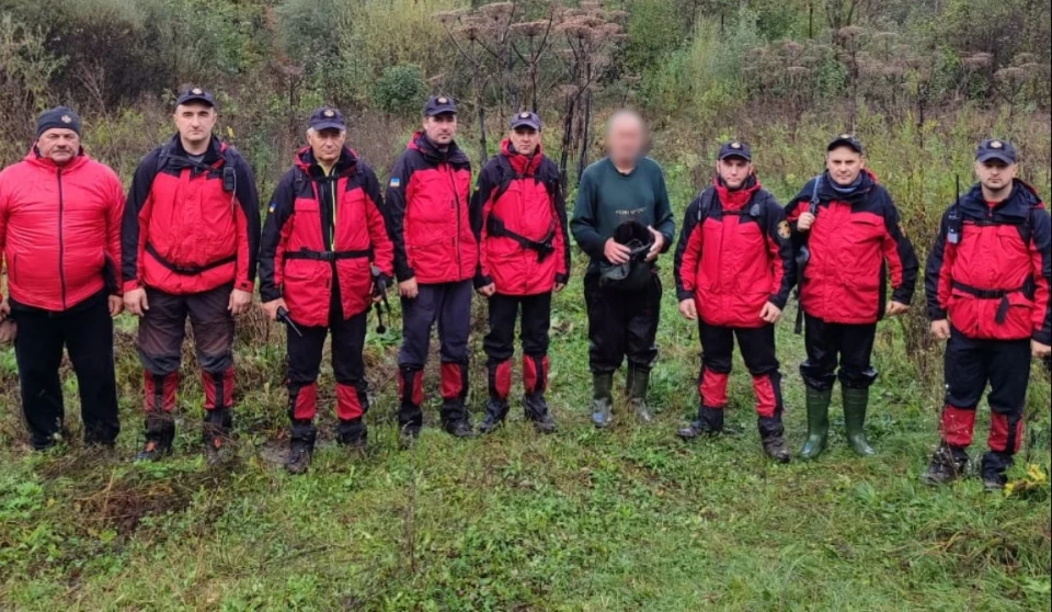 рятувальники і знайдений грибник