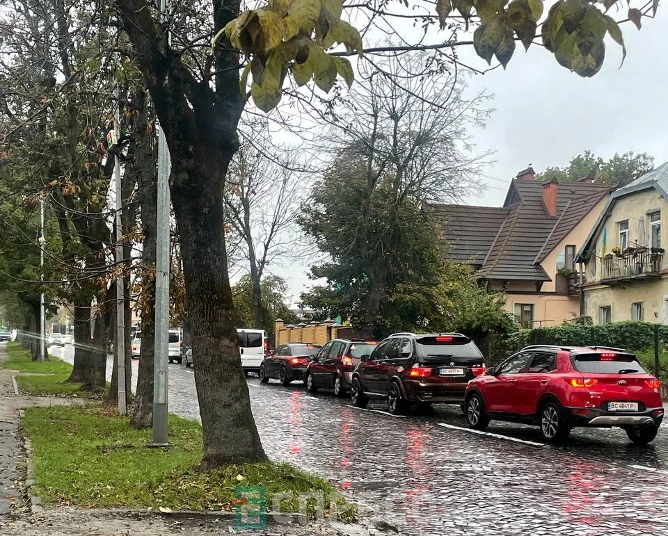 Через ранкову ДТП на вʼїзді до Львова сформувалися затори