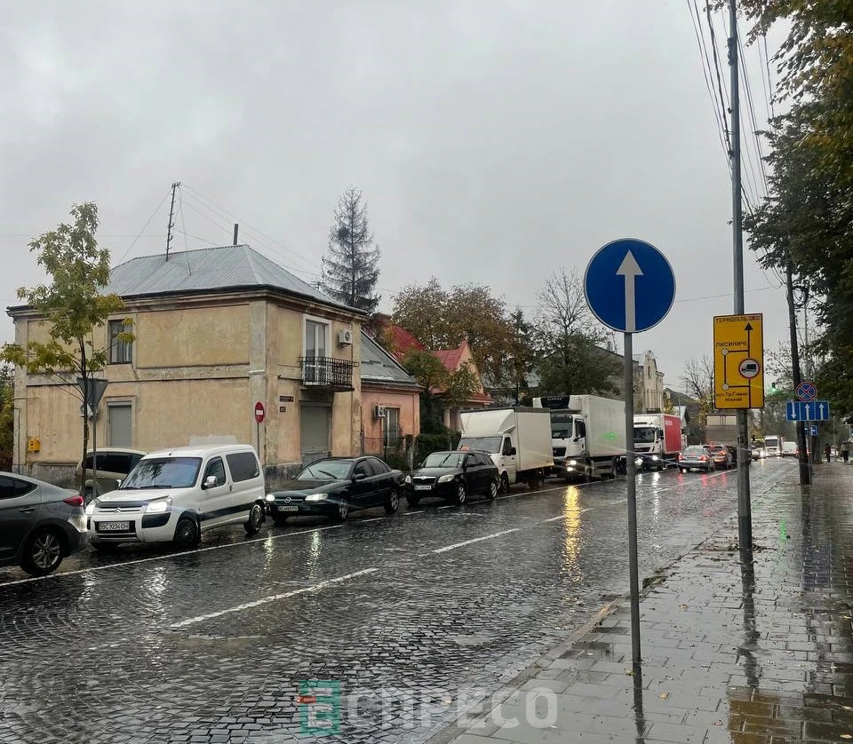 Через ранкову ДТП на вʼїзді до Львова сформувалися затори
