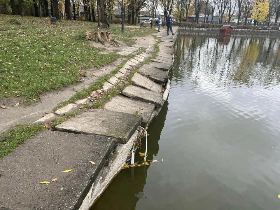 Аварійний берег Левандівського озера