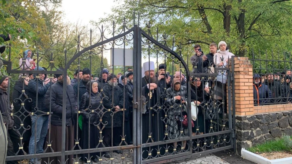 Біля Свято-Михайлівського собору сталася бійка між вірянами УПЦ МП й ПЦУ