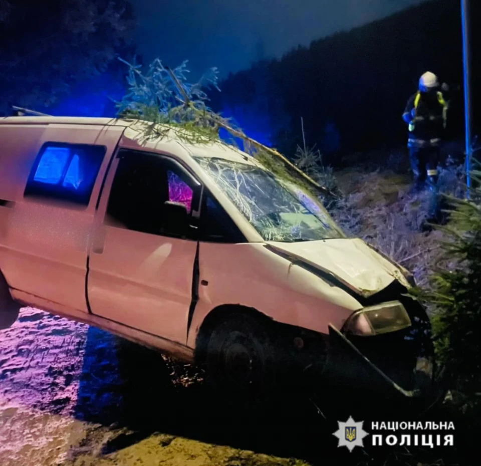 Авто перекинулось кілька разів: у ДТП на Прикарпатті загинув 20-річний водій