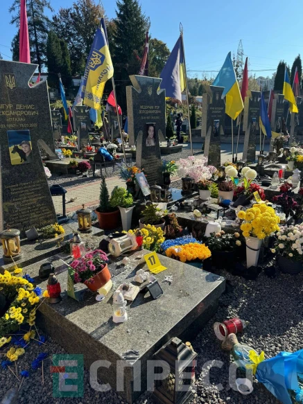 пошкоджені могили на Личаківському цвинтарі